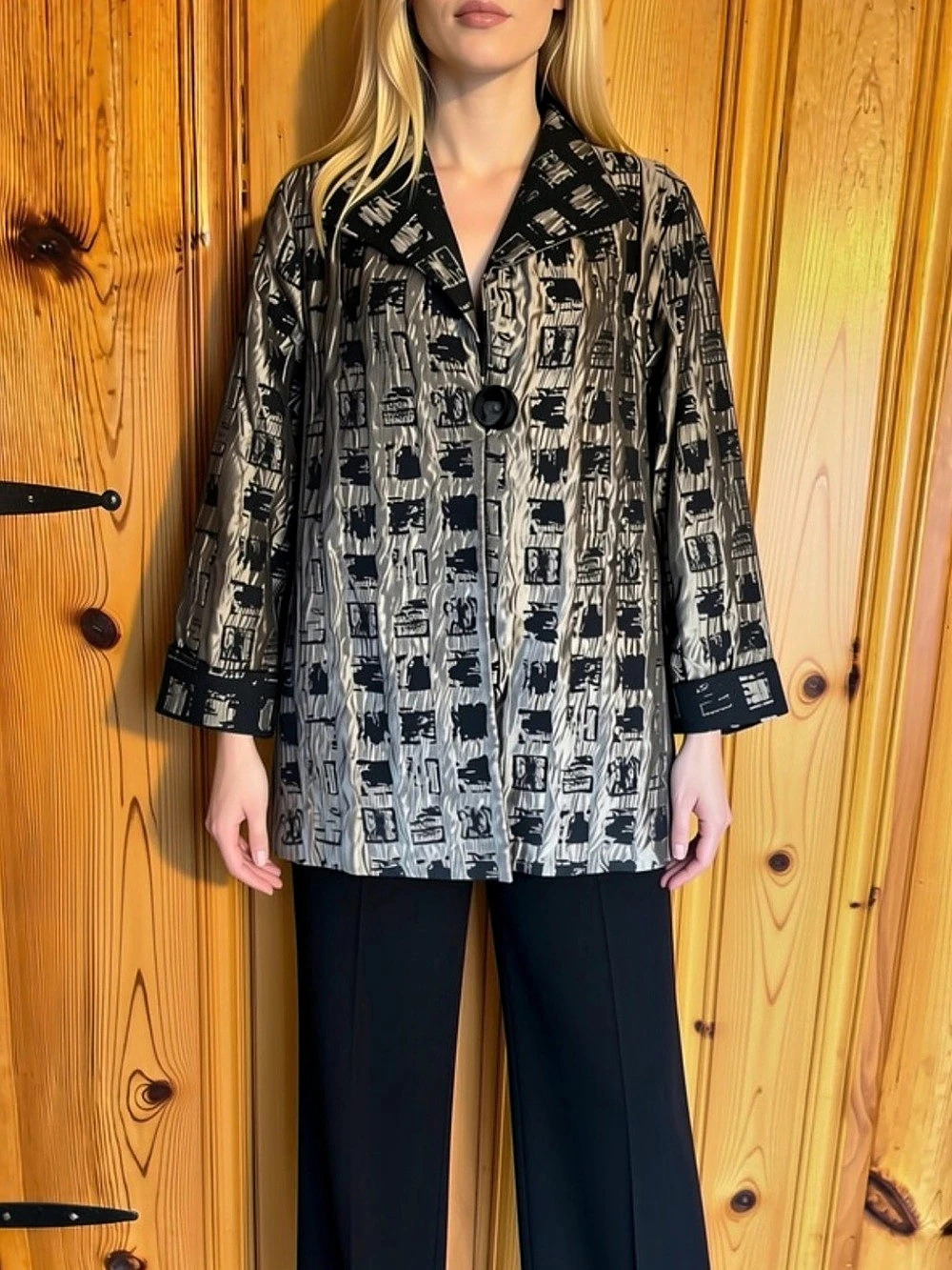 Yushi Geometric Blazer in Black & Bronze.
Size Small Like New